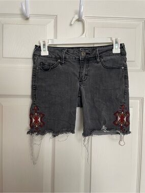 Melrose and Market size 25 Embroidered Distressed Lightwash Black Denim Shorts